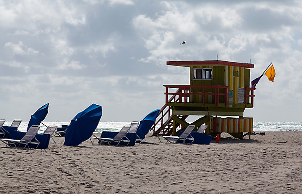포토 JPG 해외이미지 모래 바다 의자 우산 휴가 서기 경비 안전 사람없음 야외 건물 목재 초록색 물 파란색 모래사장 노란색 탑 미국 깃발 원형 구출 역 보호 오두막 비둘기 단계 마이애미 순찰 안전요원 판잣집 플로리다 해외202004 해외포토 자연요소 도형 나무 건축물 컬러 가구 컨셉 북아메리카 재료 교통시설 모션 조류 주택 도움 파일형식 이미지허브