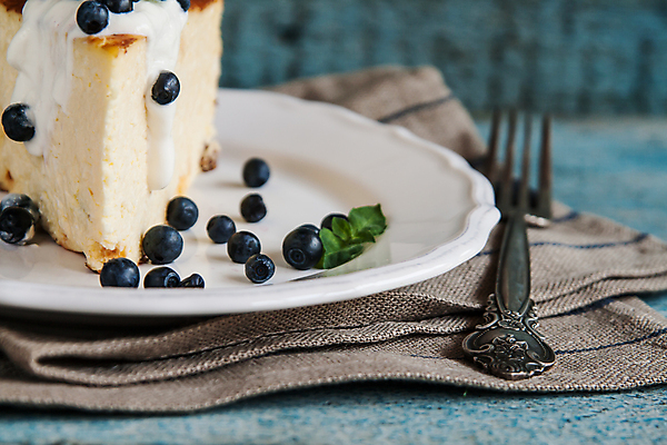 포토 JPG 해외이미지 포크 디저트 실내 근접촬영 사람없음 아웃포커스 식탁보 블루베리 치즈케이크 나무배경 해외202004 해외포토 식기 음식 뷰포인트 백그라운드 과일 촬영기법 내부 케이크 파일형식 이미지허브