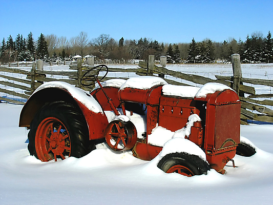 포토 JPG 해외이미지 나무 계절 겨울 밭 농업 사람없음 빨간색 울타리 농장 검은색 기계 흰색 바퀴 숲 타이어 트랙터 엔진 모터 밭일 해외202004 해외포토 식물 산업 컬러 담장 농기계 특수차량 파일형식 이미지허브