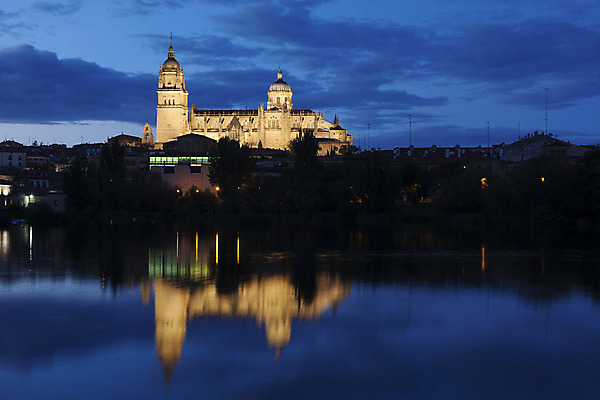 포토 JPG 해외이미지 유럽 여행 건축양식 조명 풍경 사람없음 물 빛 강 반사 성당 교회 어둠 일몰 도시 스페인 야간 종탑 빛망울 고딕 해외202004 해외포토 자연요소 건축 나라 종교건축 건물 노을 탑 파일형식 이미지허브