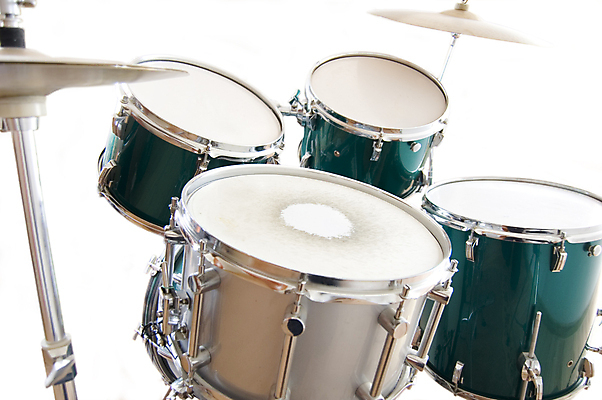 포토 JPG 해외이미지 직업 접시 디자인 음악 놀이 타악기 사람없음 파란색 빛 세트 금속 어둠 힘 소리 콘서트 장비 흰색 기구 악단 떨어짐 은색 묘사 오브젝트 속도 드럼 롤 고립 드러머 드럼스틱 리듬 뮤지컬 베이스 해외202004 해외포토 식기 악기 컬러 컨셉 재질 현악기 문화예술 공연 파일형식 이미지허브