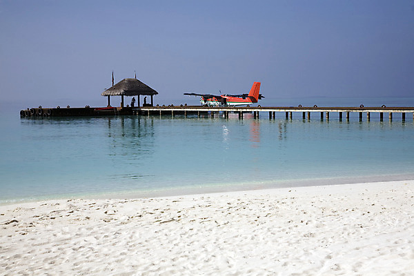 포토 JPG 해외이미지 바다 여행 날개 교통시설 하늘 비행기 안테나 사람없음 물 파란색 흰색 쌍둥이 항공 프로펠러 엔진 모터 대패 착륙 수평선 해외202004 해외포토 자연요소 컬러 교통 통신 가족 항공교통 대중교통 시설 파일형식 이미지허브