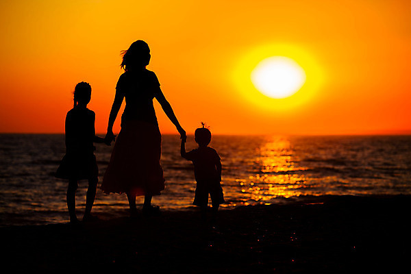 포토 JPG 해외이미지 여자 행복 실루엣 어린이 바다 가족 휴가 함께함 그림자 소년 해변 야외 여름 일몰 저녁 해외202004 해외포토 계절 남자 감정 컨셉 관계 촬영기법 사람 노을 야간 파일형식 이미지허브