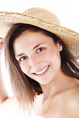 포토 JPG 해외이미지 라이프스타일 웰빙 계절 여자 행복 휴가 갈색머리 한명 미소 여름 태양 유행 활발 기쁨 긍정 밀짚 해외202004 해외포토 자연요소 1 헤어스타일 감정 컨셉 표정 사람 생활 짚 파일형식 이미지허브