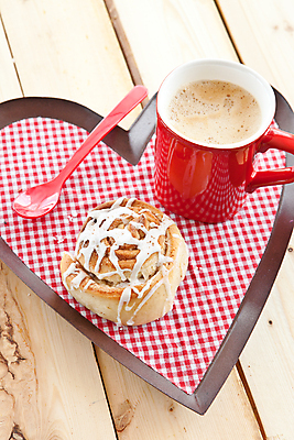 포토 JPG 해외이미지 커피 음료 음식 휴식 디저트 스웨덴 사랑 사람없음 컵 빨간색 케이크 얼음 우유 머그컵 수확 하트 시골 신선 굽기 크림 레시피 카푸치노 에스프레소 핸드메이드 프로스팅 해외202004 해외포토 자연요소 모양 식기 감정 컬러 컨셉 농업 유제품 북유럽 구이 제빵 파일형식 이미지허브