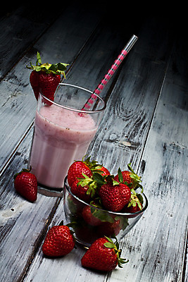 포토 JPG 해외이미지 열매 음료 과일 유리 딸기 디저트 건강 사람없음 빨간색 냉동 주스 신선 칵테일 액체 달콤 크림 밀짚 요거트 쉐이크 해외202004 해외포토 식물 음식 컬러 재질 유제품 주류 맛 짚 파일형식 이미지허브