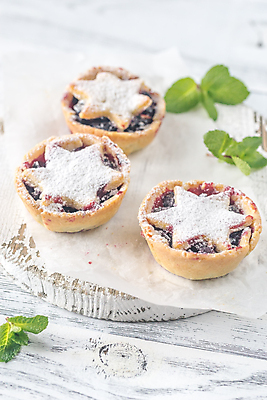 포토 JPG 해외이미지 계절 열매 별 종이 음식 백그라운드 잎 크리스마스 과일 탁자 휴가 디저트 영국 새해 쟁반 요리 이벤트 사람없음 목재 초록색 케이크 얼음 축제 빵집 흰색 시골 축하 그룹 황금 달콤 정상 설탕 굽기 민트 향신료 폭식 타르트 페스츄리 해외202004 해외포토 자연요소 나무 식물 기념일 유럽 빵 컬러 가구 컨셉 재료 상점 맛 구이 허브 파이_빵 향미료 파일형식 이미지허브