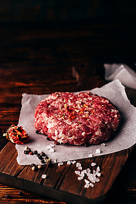 포토 JPG 해외이미지 식재료 실내 사람없음 향신료 소금 패티 나무도마 나무탁자 통후추 종이호일 해외202004 해외포토 탁자 도마 내부 목재 후추 향미료 파일형식 이미지허브