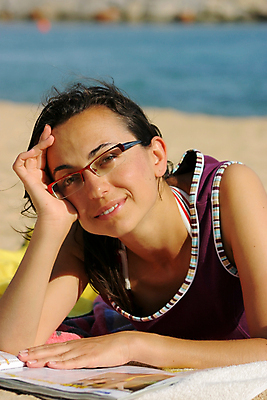 포토 JPG 해외이미지 라이프스타일 여자 행복 모래 바다 부동산 휴가 건강 한명 사람 성인 물 맑음 날짜 신문 스타일 해외202004 해외포토 자연요소 1 감정 날씨 생활 간행물 뉴스 재산 파일형식 이미지허브