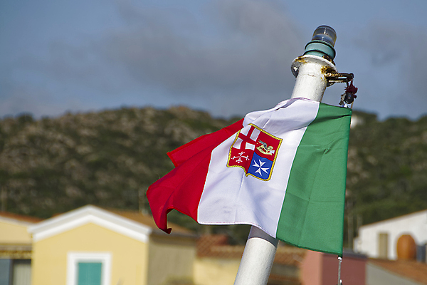 포토 JPG 해외이미지 문화 무기 밧줄 바다 여행 교통시설 하늘 날리기 바람 항해 사람없음 야외 빨간색 초록색 물 파란색 이탈리아 코트 골동품 흰색 깃발 직물 보트 역사 지중해 심볼 묘사 사인 질감 함선 해군 베네치아 잭 옛날 해외202004 해외포토 자연요소 유럽 줄 컬러 교통 배_교통 모션 날씨 군대 외투 시설 파일형식 이미지허브