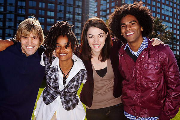 포토 JPG 해외이미지 백인 학생 공원 여자 남자 행복 응원 포옹 아파트 함께함 미소 사람 소년 여러명 성인 야외 건물 친구 도시풍경 검은색 우정 흰색 도시 그룹 대학교 다문화 각도 통일 해외202004 해외포토 서양인 건축물 공공시설 감정 어린이 컬러 다수 컨셉 학교 관계 안기 주택 표정 풍경 사회이슈 파일형식 이미지허브