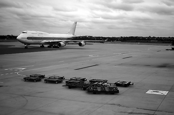 포토 JPG 해외이미지 여행 하늘 비행기 사람없음 검은색 회색 짐 흰색 떨어짐 공항 출발 활주로 승객 바둑 대패 떠남 해외202004 해외포토 길 컬러 컨셉 항공교통 교통시설 모션 놀이 대중교통 파일형식 이미지허브