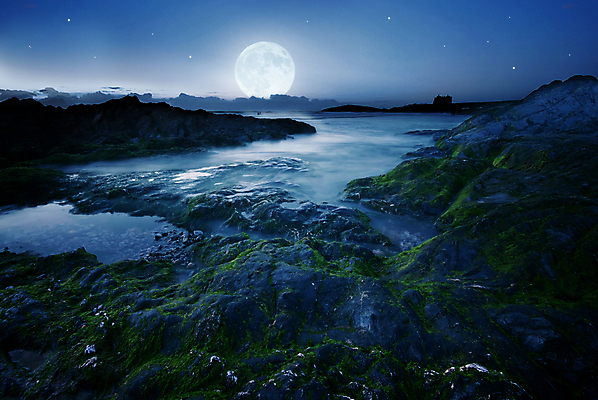 포토 JPG 해외이미지 구름 실루엣 별 파도 바다 여행 자연 하늘 영국 잉글랜드 풍경 사람없음 물 여름 파란색 빛 반사 평화 검은색 어둠 달 원형 잡초 야간 저녁 달빛 가득함 장면 암초 공상 내추럴 왕국 수평선 콘월 해외202004 해외포토 자연요소 도형 식물 계절 유럽 컬러 컨셉 촬영기법 생태계 파일형식 이미지허브