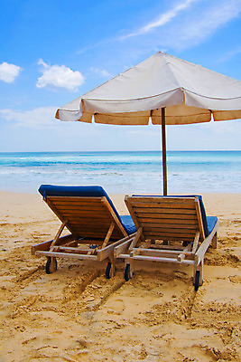 포토 JPG 해외이미지 라이프스타일 모래 바다 섬 여행 의자 우산 하늘 휴가 휴식 사람없음 물 여름 파란색 맑음 흰색 휴양지 양산 발리 인도네시아 이국적 파라다이스 해외202004 해외포토 자연요소 계절 아시아 컬러 가구 컨셉 날씨 생활 장소 파일형식 이미지허브