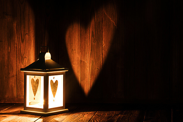 포토 JPG 해외이미지 디자인 백그라운드 사랑 사람없음 목재 장식 빛 어둠 하트 등불 램프 축하 랜턴 나무배경 해외202004 해외포토 모양 나무 감정 컨셉 재료 조명 파일형식 이미지허브