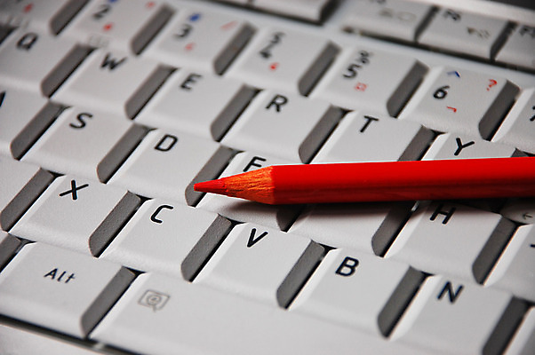 포토 JPG 해외이미지 비즈니스 사람없음 빨간색 노트북 컴퓨터 사무실 연필 타이핑 키보드 업무 편지 해외202004 해외포토 컬러 학용품 전자제품 필기구 작업 파일형식 이미지허브