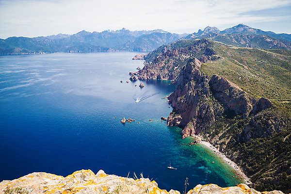포토 JPG 해외이미지 유럽 바다 섬 여행 자연 하늘 휴가 산 풍경 사람없음 야외 여름 파란색 프랑스 바위 지중해 내추럴 프랑스어 코르시카 해외202004 해외포토 문자 계절 나라 컬러 돌_바위 생태계 파일형식 이미지허브