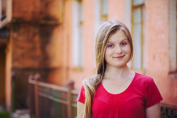 포토 JPG 해외이미지 모델 1 학생 여자 행복 감정 얼굴 벽 포즈 벽돌 한명 사람 성인 10대 빨간색 금발 유행 블록 회색 표현 펑키 노려봄 사춘기 해외202004 해외포토 헤어스타일 컬러 청소년 표정 신체부위 파일형식 이미지허브