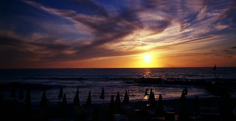 포토 JPG 해외이미지 구름 실루엣 모래 바다 자연 하늘 휴가 사람 풍경 사람없음 물 태양 일출 황혼 일몰 이탈리아 저녁 해외202004 해외포토 자연요소 유럽 촬영기법 노을 야간 생태계 파일형식 이미지허브