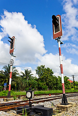 포토 JPG 해외이미지 선 여행 경고 사람없음 빛 금속 기차 램프 역 위험 방향 암초 봉 디젤 방법 선로 철강 해외202004 해외포토 육상교통 컨셉 교통시설 재질 조명 대중교통 파일형식 이미지허브
