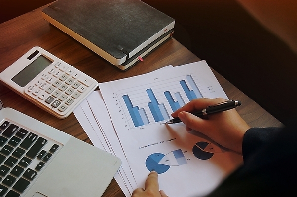 포토 JPG 해외이미지 직업 손 여자 종이 백그라운드 컨셉 비즈니스 탁자 성공 설계 직장 사람 사람없음 금융 경제 노트북 컴퓨터 사무실 펜 자료 계산기 흰색 업무 비즈니스맨 계획 책상 분석 보고서 문서 투자 회계 경영 세금 회계사 해외202004 해외포토 남자 컬러 가구 회사 문구용품 신체부위 전자제품 필기구 장비 작업 직장인 파일형식 이미지허브