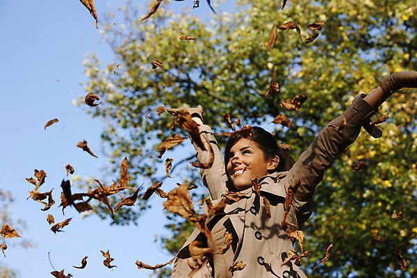 포토 JPG 해외이미지 나무 공원 여자 잎 자연 휴식 한명 사람 야외 기쁨 아내 해외202004 해외포토 식물 1 공공시설 감정 컨셉 생태계 파일형식 이미지허브
