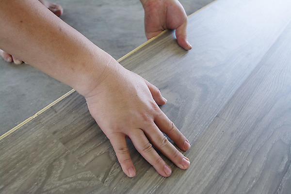 포토 JPG 해외이미지 직업 노동자 바닥 주택 실내 사람없음 쌓기 방 작업 막대기 수리 닫기 비닐 설치 해외202004 해외포토 모션 재질 내부 건물 파일형식 이미지허브