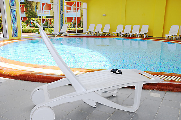 포토 JPG 해외이미지 안경 벽 의자 휴가 휴식 실내 사람없음 물 반사 노란색 여행객 당구 휴양지 해외202004 해외포토 자연요소 잡화 컬러 가구 컨셉 사람 내부 구기 장소 파일형식 이미지허브