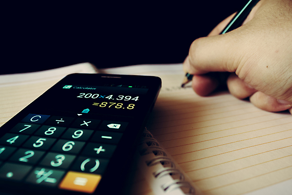 포토 JPG 해외이미지 직업 남자 종이 비즈니스 손가락 통계 탁자 관리 사람 사람없음 금융 사무실 숫자 펜 판매 자료 계산기 정보 흰색 기록 업무 비즈니스맨 계산 선택 가격 책상 보고서 경영자 문서 페이지 계산서 세금 예산 경제학 해외202004 해외포토 문자 손 교육 컬러 가구 컨셉 문구용품 경제 필기구 장비 작업 직장인 리더 파일형식 이미지허브