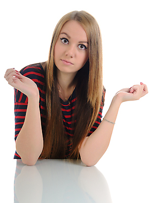 포토 JPG 해외이미지 백인 1 응시 여자 감정 실내 한명 사람 손짓 성인 금발 흰색 슛 길이 의심 고립 혼란 해외202004 해외포토 서양인 헤어스타일 시선 컬러 컨셉 모션 내부 파일형식 이미지허브