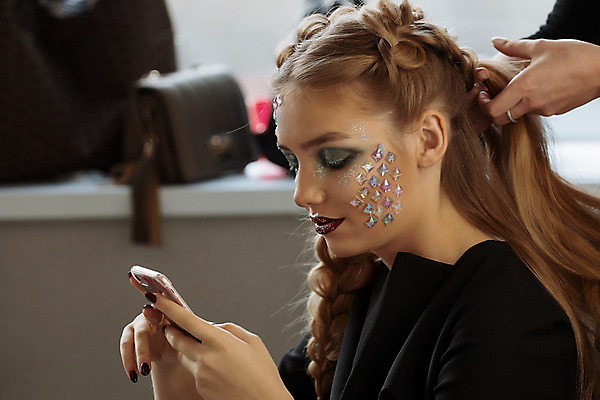 포토 JPG 해외이미지 백인 모델 직업 1 헤어스타일 웰빙 디자인 여자 신체 땋은머리 실내 한명 사람 성인 금발 갈색 유행 상점 흰색 머리빗 화려 우아함 미용사 이발 고객 머리장식 순서 돌봄 스타일리스트 스타일링 엮은 이발사 스타일 해외202004 해외포토 서양인 컬러 컨셉 모션 내부 장식 미용용품 파일형식 이미지허브