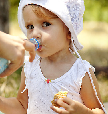 포토 JPG 해외이미지 백인 1 라이프스타일 응시 여자 딸 행복 얼굴 음료 어린이 건강 한명 사람 야외 물 금발 머리 크래커 기쁨 흰색 표현 작음 숨김 내추럴 걸음마 고립 천진난만 해외202004 해외포토 자연요소 서양인 헤어스타일 시선 감정 컬러 컨셉 가족 모션 생활 신체부위 쿠키 크기 파일형식 이미지허브