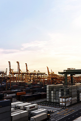 포토 JPG 해외이미지 산업 바다 비즈니스 파노라마 사람없음 금융 파란색 빛 사무실 노란색 일출 항구 기계 일몰 화물 도시 만 황금 상품 저녁 큼 컨테이너 화물선 조선소 기중기 무역 상업 바쁨 해안도시 지역 포트 무거움 수입 해외202004 해외포토 컬러 배_교통 교통시설 촬영기법 경제 노을 운송업 중장비 무게 야간 크기 파일형식 이미지허브