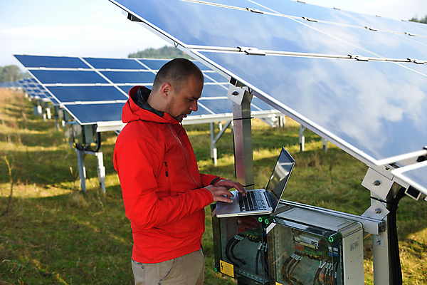 포토 JPG 해외이미지 주간 남자 한명 상반신 성인 야외 옆모습 노트북 타이핑 태양에너지 집열판 성인남자한명만 해외202004 해외포토 자연요소 1 뷰포인트 사람 전자제품 그린에너지 남자한명만 성인남자만 파일형식 이미지허브