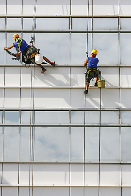 포토 JPG 해외이미지 주간 전신 남자 밧줄 매달리기 외벽 앉기 빌딩 성인 야외 두명 건물 뒷모습 작업 청소부 유리창청소 성인남자만 해외202004 외벽청소 해외포토 자연요소 직업 건축물 줄 벽 뷰포인트 모션 사람 청소 남자만 성인만 파일형식 이미지허브