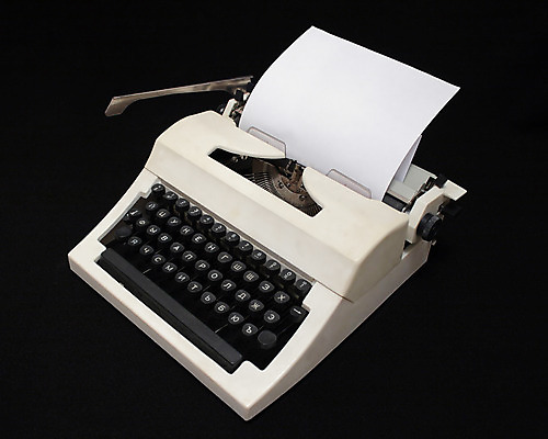 포토 JPG 해외이미지 직업 알파벳 잎 텍스트 열쇠 흑백 창조 사람없음 사무실 기계 기구 공구 키보드 인쇄 편지 문서 복고 타자기 시트 타입 구식 대본 러시아인 목록 해외202004 해외포토 서양인 식물 영어 비즈니스 촬영기법 골동품 도구 파일형식 이미지허브