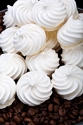 포토 JPG 해외이미지 접시 검은배경 서양음식 실내 사람없음 쌓기 쿠키 원두 달콤 머랭 해외202004 머랭쿠키 해외포토 식기 커피 음식 백그라운드 모션 디저트 내부 검은색 맛 파일형식 이미지허브