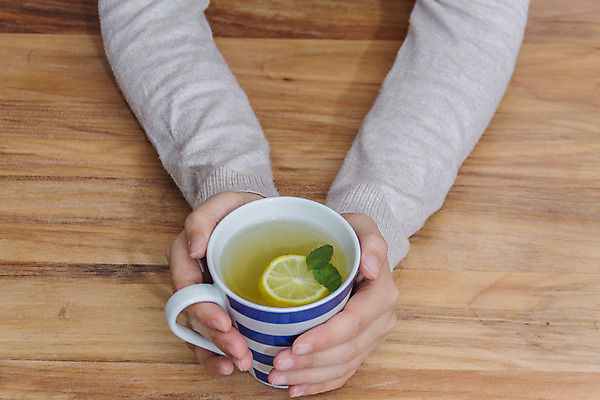 포토 JPG 해외이미지 전통 접시 음료 과일 유리 귤 주택 건강 관리 여러명 사람없음 목재 치료 컵 약 숟가락 침묵 머그컵 추위 뜨거움 원주민 바이러스 약초 스웨터 레몬 에코 유기농 꿀 생강 테라피 내추럴 바이오 시나몬 치료제 치유 디톡스 해외202004 해외포토 나무 식기 웰빙 다수 상의 채소 재료 의학 재질 수저 사람 건물 뷰티 환경 소리 풀_식물 아프리카인 파일형식 이미지허브