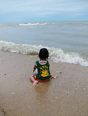 포토 JPG 해외이미지 초등학생 모래 장난 맨발 하늘 앉기 동양인 사람없음 야외 세로 컬러풀 시애틀 천진난만 수평선 해외202004 해외포토 학생 컬러 컨셉 모션 발 사람 인종 파일형식 이미지허브