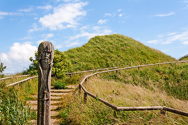 포토 JPG 해외이미지 구름 종교 길 조각 섬 난간 하늘 독일 사람없음 목재 파란색 쌓기 계단 언덕 전쟁 봉 북쪽 말뚝 발트해 해외202004 해외포토 자연요소 나무 유럽 바다 컬러 재료 모션 북유럽 방향 파일형식 이미지허브