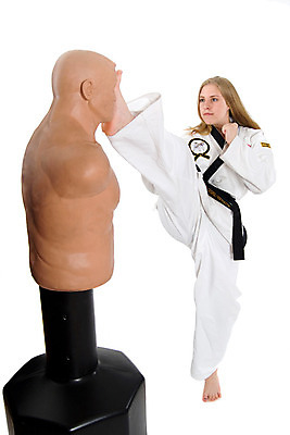 포토 JPG 해외이미지 여자 스포츠 포즈 한명 금발 강사 태권도 해외202004 해외포토 직업 1 헤어스타일 사람 격투기 파일형식 이미지허브