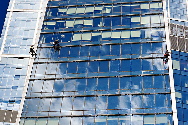포토 JPG 해외이미지 주간 전신 매달리기 외벽 사람 빌딩 성인 야외 건물 뒷모습 세명 반사 작업 청소부 유리창청소 성인만 해외202004 외벽청소 해외포토 자연요소 직업 건축물 벽 뷰포인트 모션 청소 파일형식 이미지허브