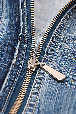 포토 JPG 해외이미지 옷 남자 패턴 바지 사람없음 세로 파란색 유행 금속 직물 닫기 미끄럼틀 바느질 묘사 질감 복고 잠금 땀 캔버스 지퍼 깊이 서쪽 스타일 해외202004 해외포토 컬러 무늬 모션 재질 하의 사람 놀이기구 방향 보안 파일형식 이미지허브