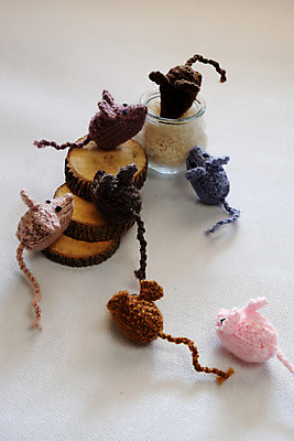 포토 JPG 해외이미지 동물 음식 백그라운드 컨셉 밥 아이디어 취미 사람없음 장난감 놀람 흰색 뜨개질 그룹 상품 쥐 작음 먹기 니트 흰배경 DIY 양모 핸드메이드 해외202004 해외포토 감정 컬러 상의 모션 표정 직물 설치류 크기 파일형식 이미지허브