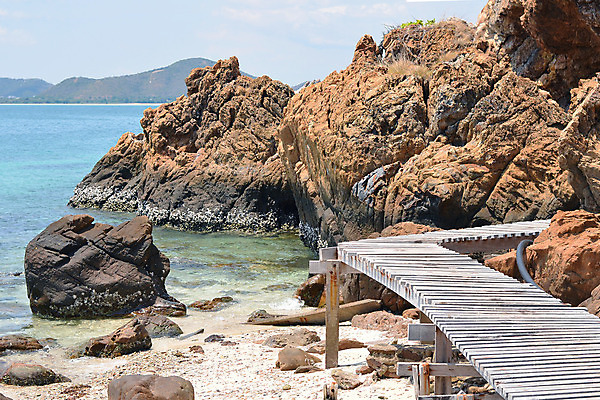 포토 JPG 해외이미지 모래 바다 섬 여행 태국 자연 하늘 휴가 풍경 사람없음 야외 목재 물 여름 파란색 여행객 맑음 방법 해외202004 해외포토 자연요소 나무 계절 아시아 컬러 재료 날씨 사람 생태계 파일형식 이미지허브