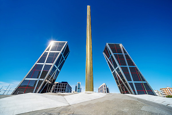 포토 JPG 해외이미지 유럽 여행 백그라운드 비즈니스 건축양식 유리 하늘 아이디어 직장 사람없음 건물 그래픽 파란색 도시풍경 사무실 여행객 탑 고층빌딩 도시 정상 큼 쌍둥이 정사각형 각도 갸우뚱 마드리드 콘크리트 해외202004 해외포토 도형 건축물 건축 나라 컬러 컨셉 회사 가족 모션 재질 사람 풍경 빌딩 크기 파일형식 이미지허브