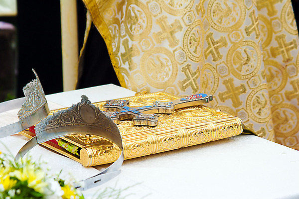 포토 JPG 해외이미지 아이콘 전통 커플 종교 문화 결혼 2 장신구 탁자 결혼식 휴가 왕관 사람없음 내부 장식 책 교회 성경 흰색 축하 영혼 황금 심볼 서비스 신성 제단 해외202004 해외포토 컬러 가구 컨셉 종교용품 관계 종교건축 이벤트 건물 파일형식 이미지허브