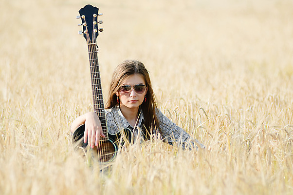 포토 JPG 해외이미지 백인 모델 1 라이프스타일 손 여자 문화 줄 음악 백그라운드 밭 자연 놀이 하늘 한명 사람 성인 야외 초록색 유행 공연 연주자 음악가 기구 기타 청바지 우아함 예술가 롤 기타리스트 뮤지컬 블루스 사춘기 팝 해외202004 해외포토 서양인 직업 컬러 컨셉 농업 바지 현악기 문화예술 이벤트 생활 신체부위 생태계 파일형식 이미지허브