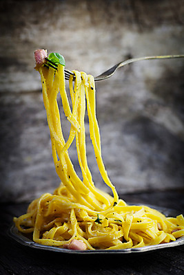 포토 JPG 해외이미지 전통 식기 접시 음식 백그라운드 포크 재료 치즈 파스타 파슬리 스파게티 육류 돼지고기 요리 사람없음 식당 계란 식사 저녁식사 침묵 이탈리아 흰색 신선 면 지중해 허브 크림 향신료 햄 서빙 베이컨 레시피 후추 바질 점심식사 고립 영양분 핸드메이드 해외202004 해외포토 식물 유럽 바다 컬러 채소 식재료 유제품 서양음식 상점 알 소리 향미료 파일형식 이미지허브