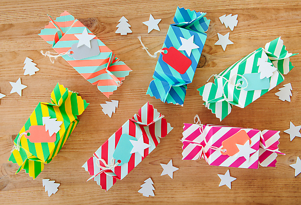 포토 JPG 해외이미지 별 분홍색 크리스마스장식 크리스마스 선물 사람없음 목재 장식 가로 파란색 선물상자 컬러풀 노란색 줄무늬 시골 전나무 노엘 카피스페이스 해외202004 해외포토 자연요소 나무 기념일 컬러 무늬 재료 상자 공백 파일형식 이미지허브